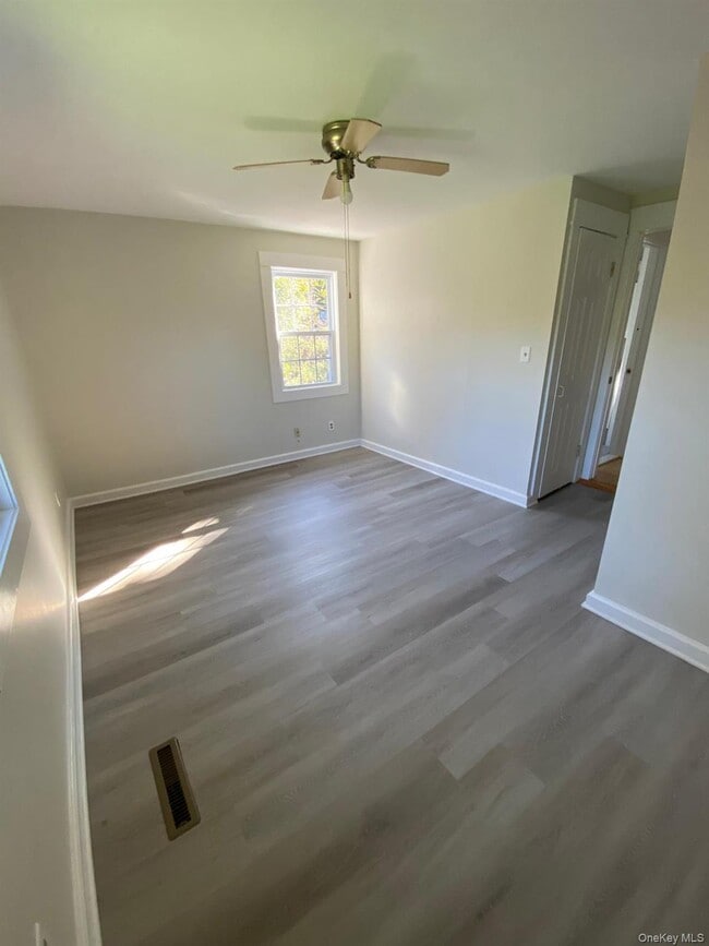 Building Photo - 459 Clove Rd