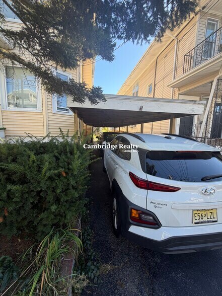 Building Photo - 100 W Adams St