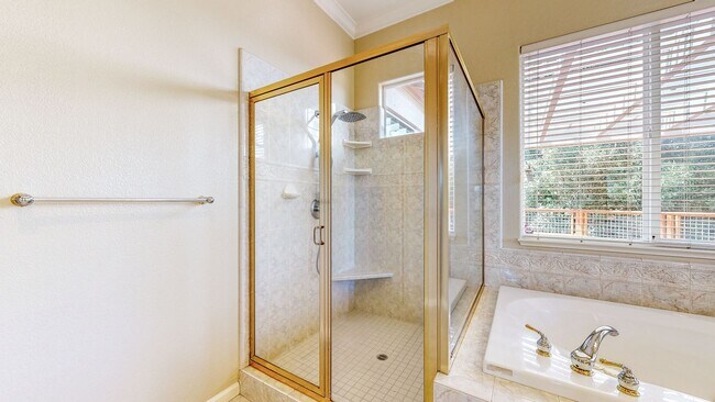 Building Photo - Gorgeous Home with private yards, large de...