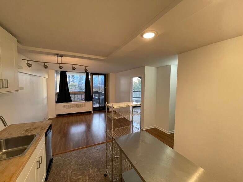 Building Photo - 1460 N Sandburg Ter