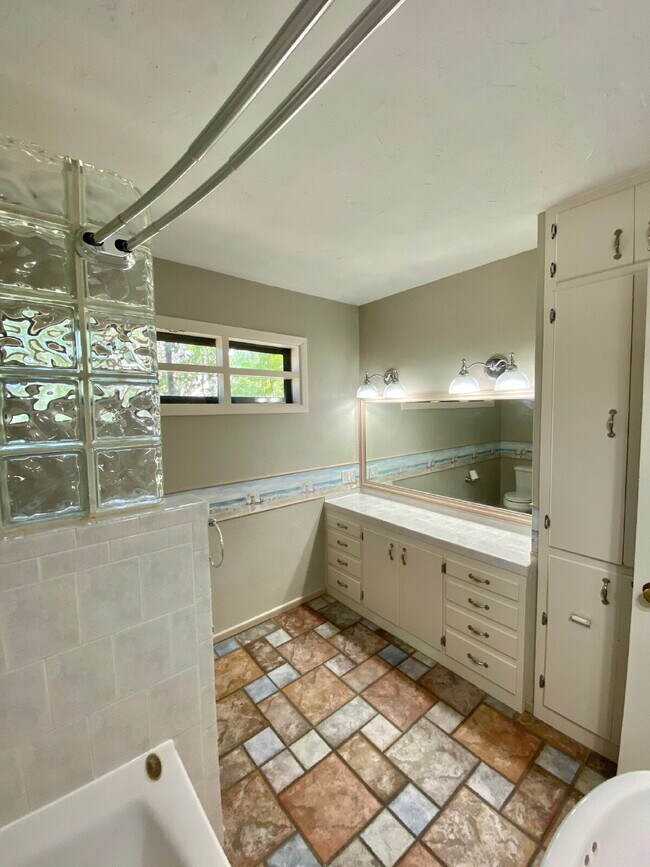 Building Photo - Stunning 4-Bedroom Home with Spacious Bedrooms Available for Summer 2026 Pre-Lease