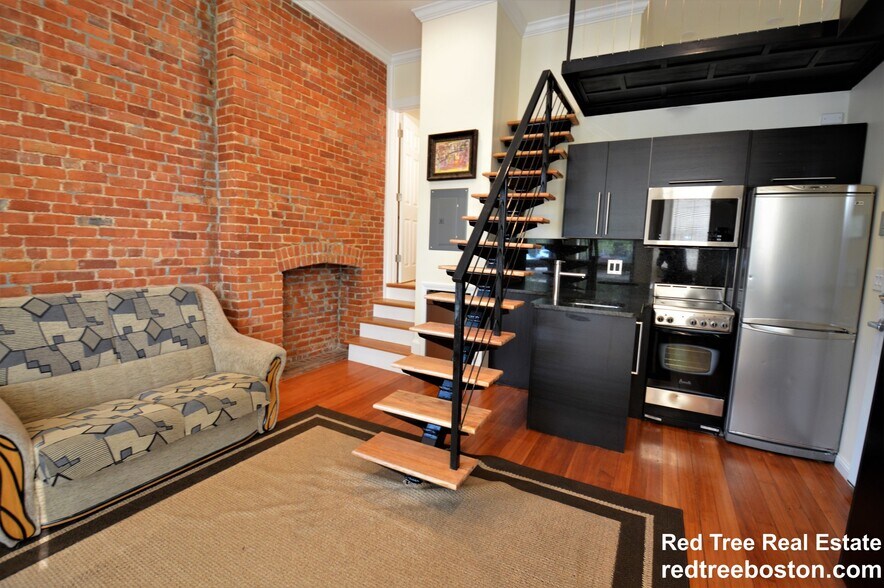 Primary Photo - 1689 Beacon St