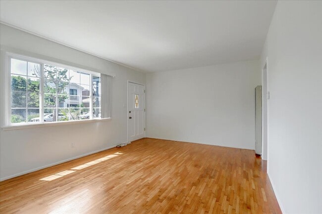 Building Photo - 3532 Maplewood Ave