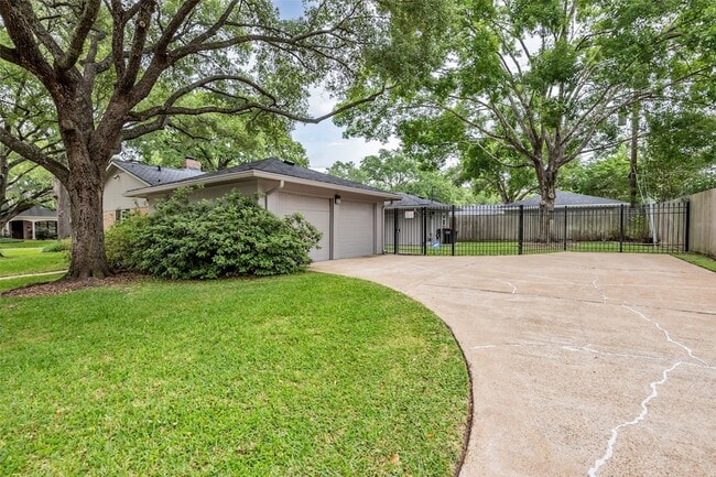 Building Photo - 10051 Meadow Lake Ln