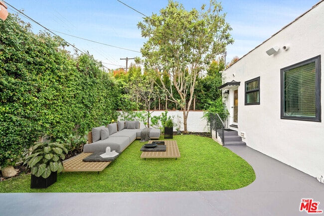 Building Photo - 260 S La Peer Dr