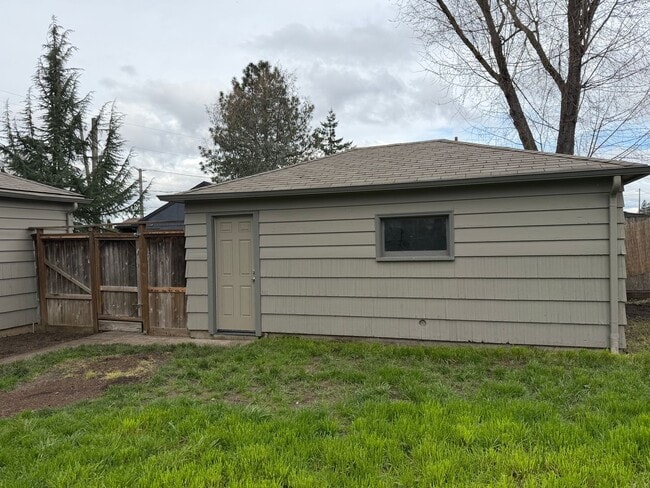 Building Photo - Charming 2 bed 1 bath house in a great neighborhood!