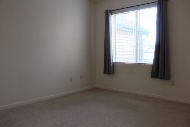 Building Photo - Deer Creek - 2nd Floor 2 bedroom/2 Bath Co...