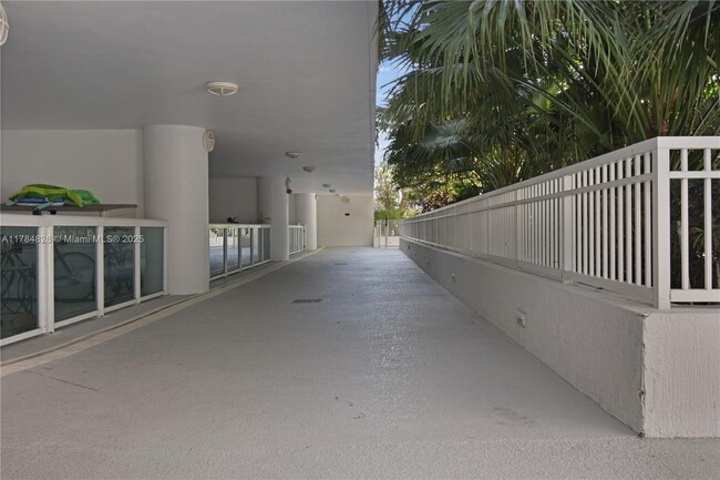 Building Photo - 1800 N Bayshore Dr