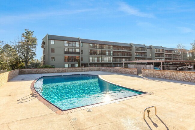 Building Photo - Cozy & sweet 1/1 condo in Lake Oswego with covered parking and storage included!