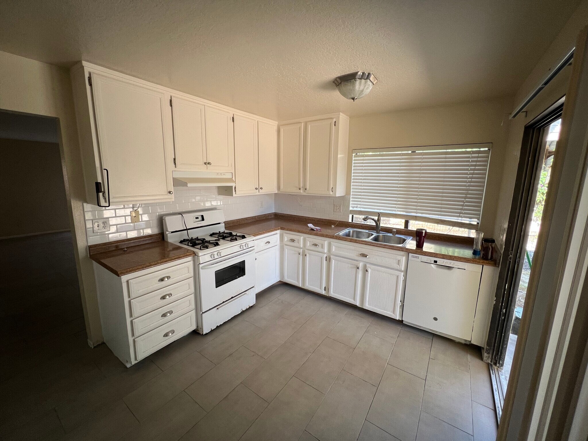 Building Photo - 120 Avenida Las Brisas