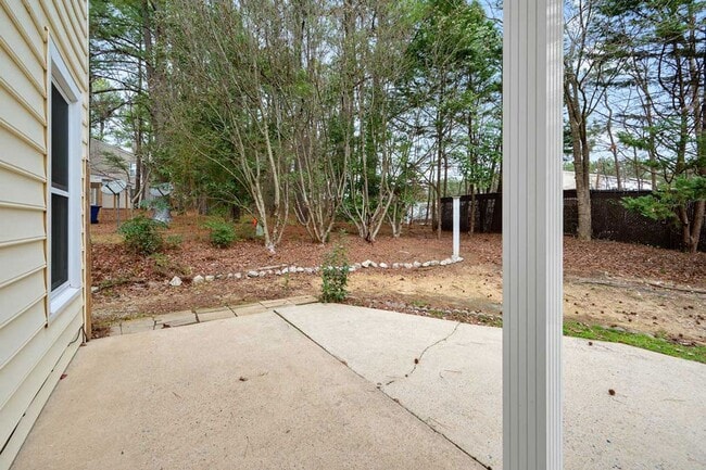 Building Photo - Convenient location