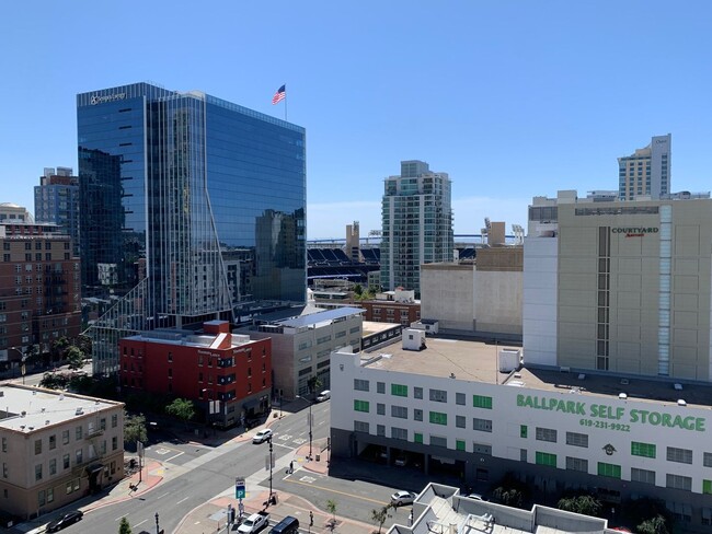 Building Photo - Downtown San Diego - fully furnished upsca...