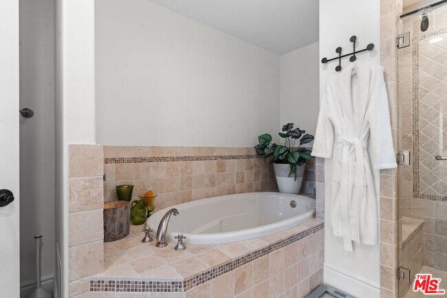 Building Photo - 137 S Spalding Dr