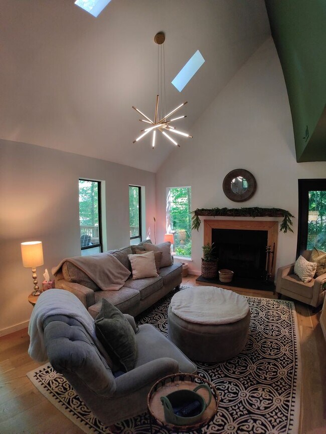 Building Photo - Updated Two bedroom Contemporary with huge...