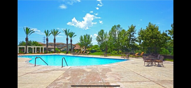 Building Photo - Luxurious 2 + 2.5 Belcaro 2392 SQFT Retire...