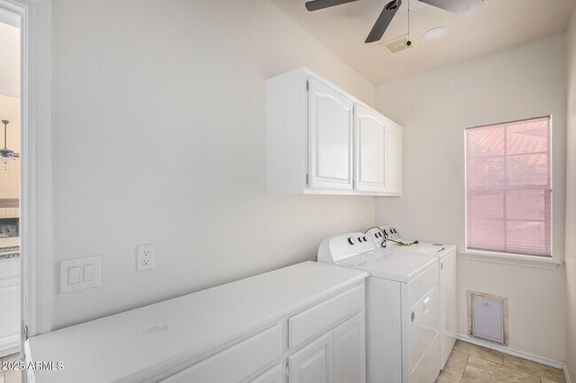 Building Photo - 8495 S Maple Ave