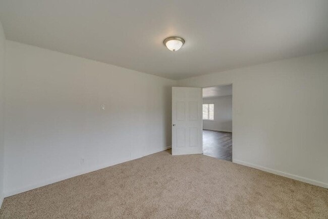 Building Photo - 4 bedroom 2 bath Home