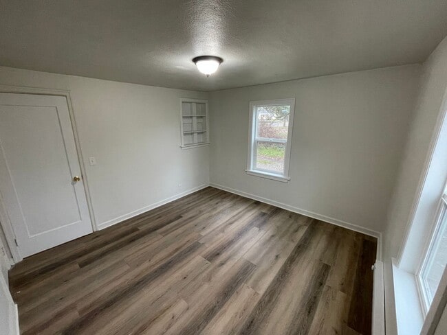 Building Photo - 3 Bedroom - 1 Bath Single Family  Home- AV...