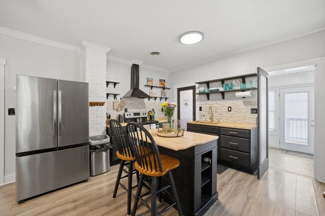 Building Photo - 1080 Green St