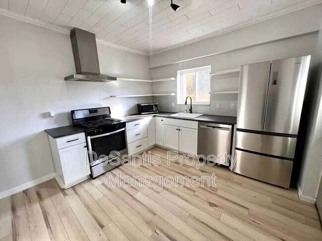 Building Photo - 210 18th St