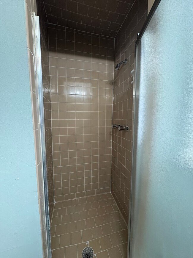 Building Photo - Amazing 4 bedroom/2 bath Home with Fireplace and Central Air & Heat!