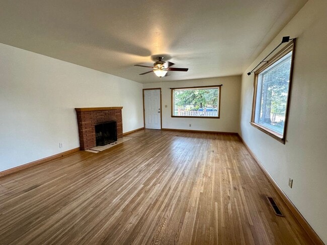 Building Photo - Spacious 3 Bedroom/1.5 Bath with a Bonus Room