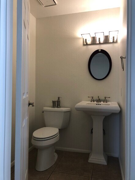 Building Photo - 2715 S Cottonwood