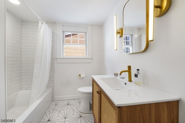 Building Photo - 11 Longview Trail E