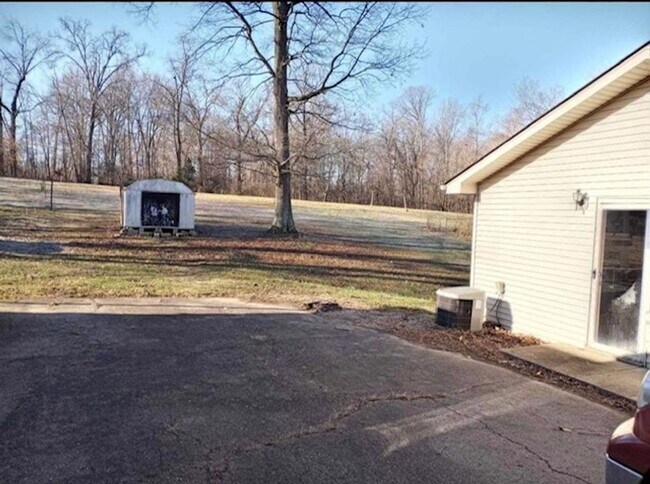 Building Photo - Comfy 2 Bedroom, 1 Bath House located in R...