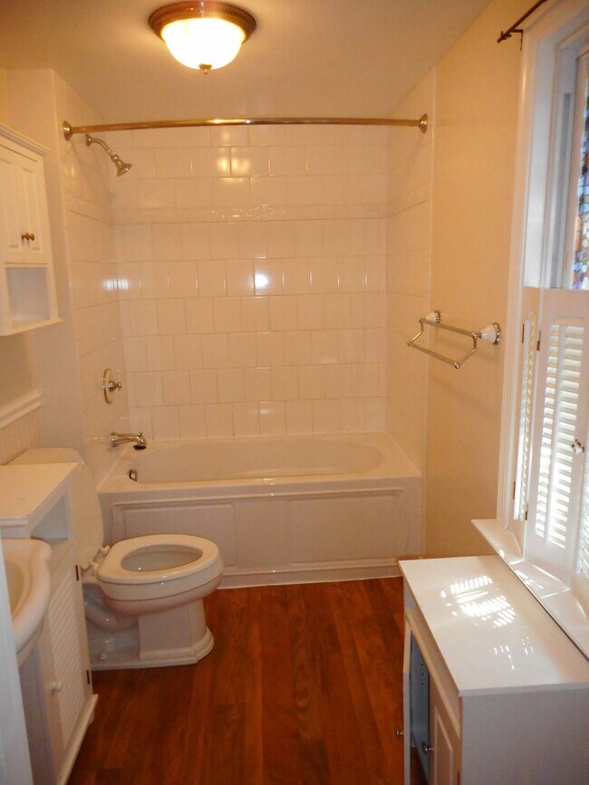 Building Photo - 608 Green St