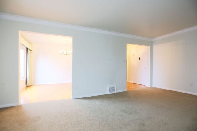 Building Photo - Spacious 2BR/1BA in Glen Park's Miraloma neighborhood, Shared Yard, Pets Considered, Garage (1 Ga...