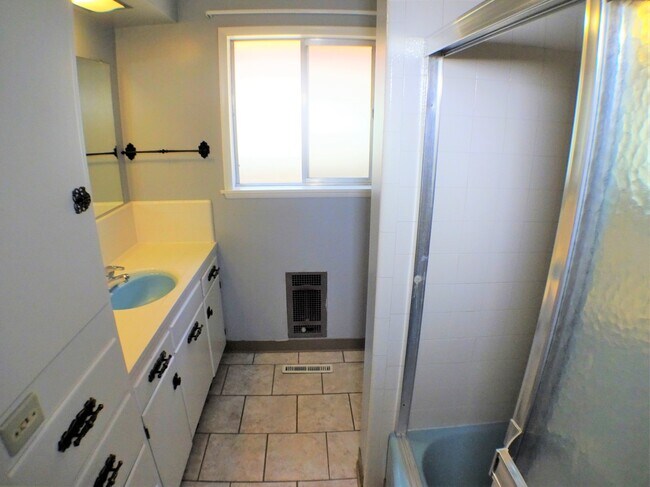 Building Photo - 226 W 6th Ave