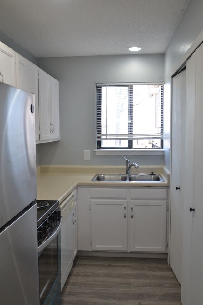 Building Photo - Available NOW, 2 bedroom townhome w/ AC - ...