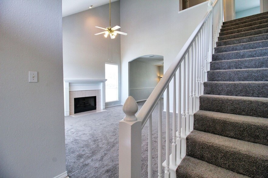 Building Photo - 8435 Creekside Cir