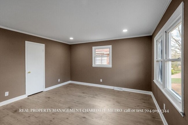 Building Photo - A Cozy Rock Hill Retreat Close to It All