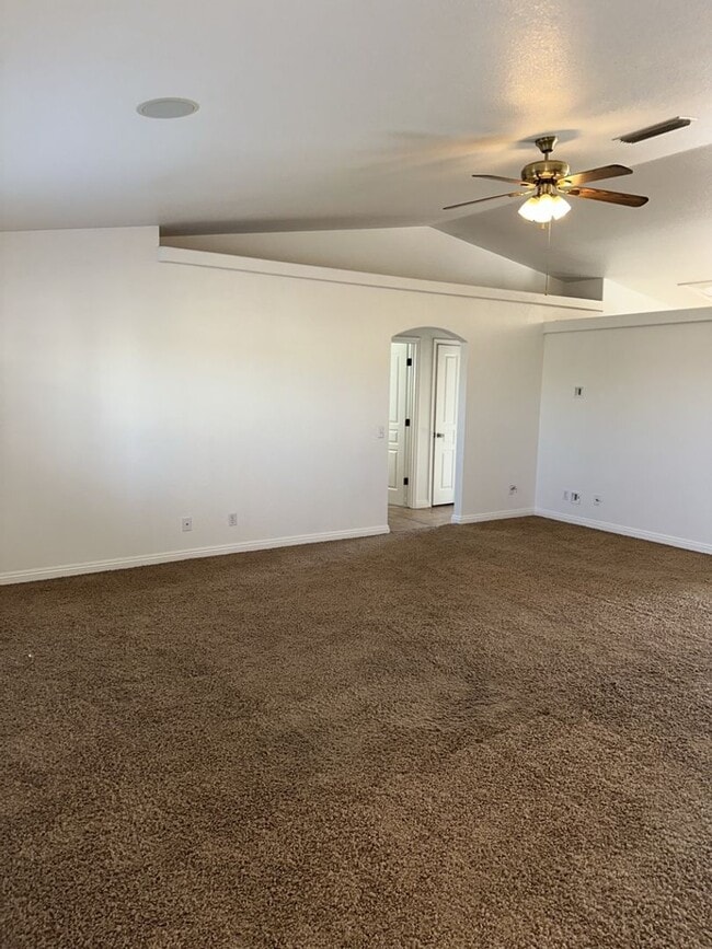 Building Photo - Unfurnished Pool Home