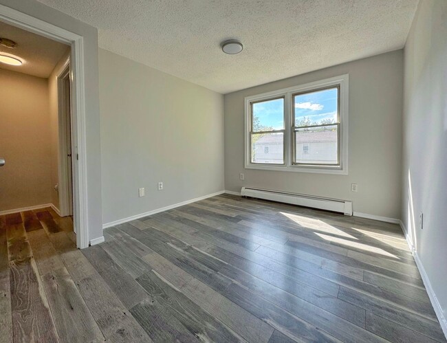 Building Photo - Cozy 2 bed 1.5 bath townhouse with modern ...