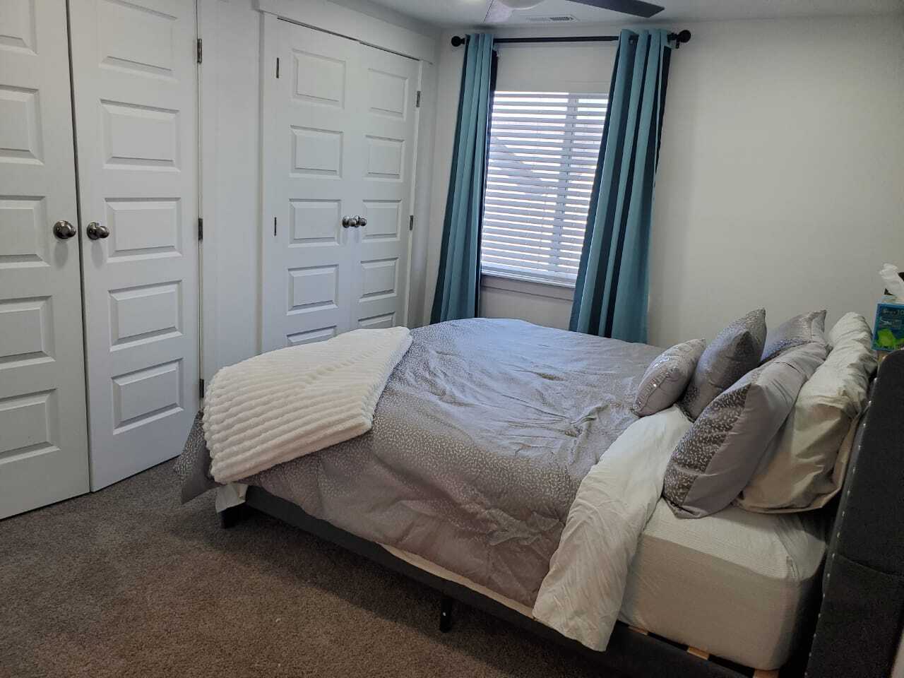 Building Photo - 704 N Bennedict Dr