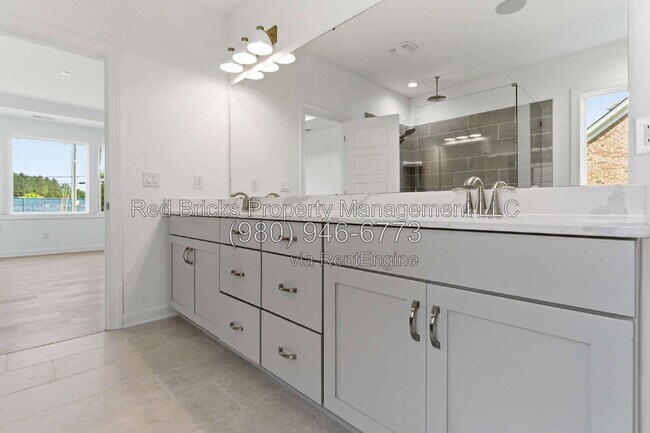 Building Photo - 4016 Dahlia Dr