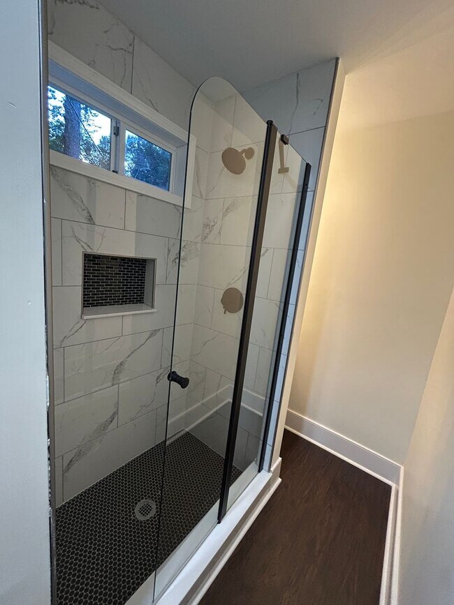 Building Photo - Available Now to View! Ardmore WS, 4 Bedro...
