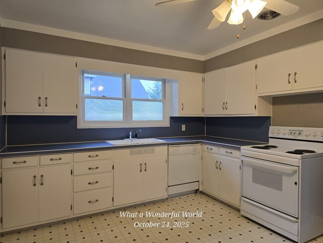 Building Photo - 583 Delmar Dr N