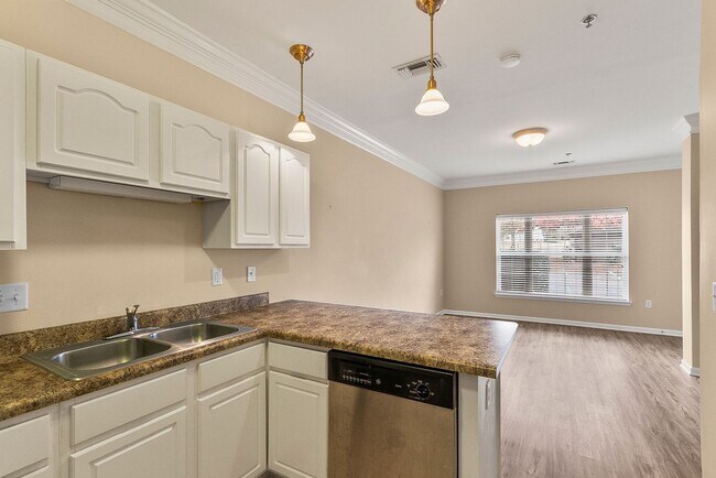 Building Photo - Nice 1 Bed 1 Bath at Capstone Quarters! Available Fall 2026!