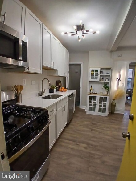 Building Photo - 3323 Elmley Ave