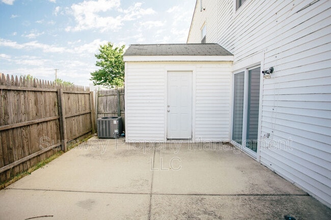 Building Photo - 16 Lerner Ct