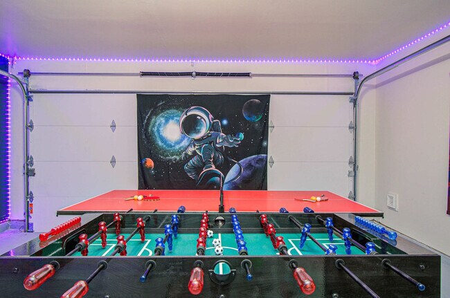 Building Photo - 7211 Crescent Mills Dr