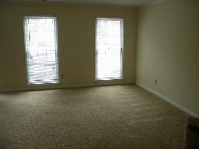 Building Photo - Norcross Hidden Gem! 2 Bed-2.5 Bath, New Paint and Flooring!