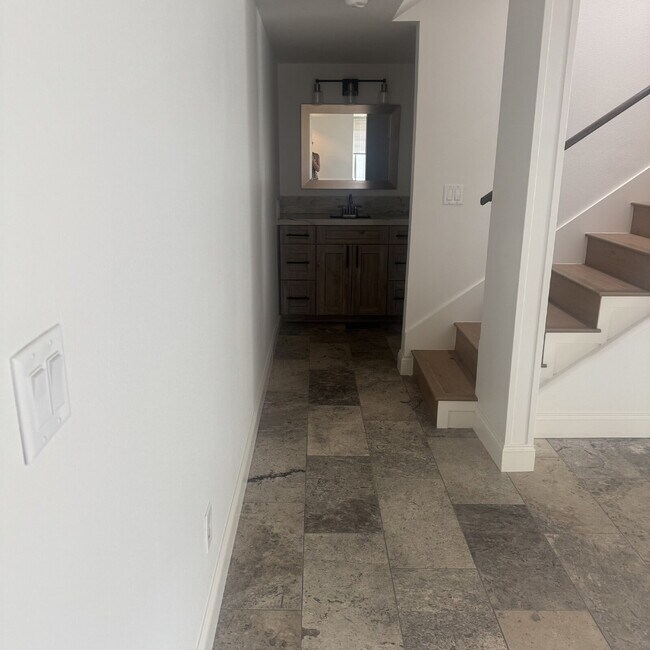 Building Photo - South Davis Townhome