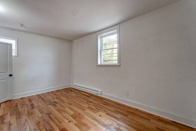 Building Photo - 522 Elm St