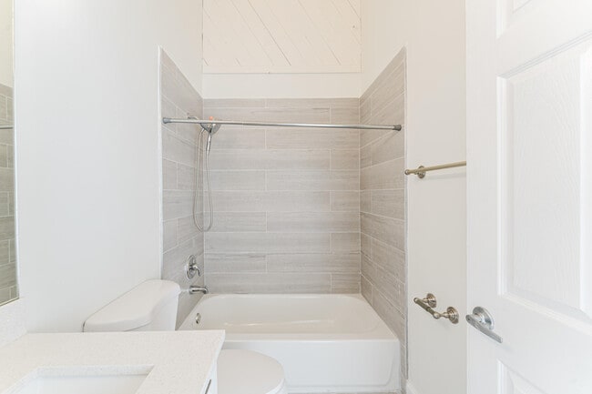 Building Photo - 665 Jeffery St