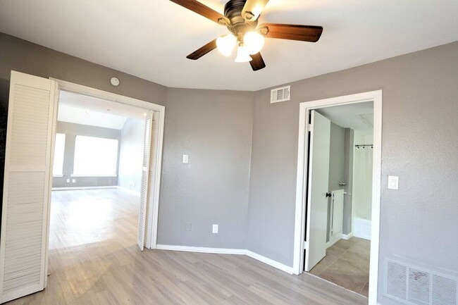 Building Photo - CHARMING 2 BEDS 2 BATHS HOME IN DALLAS FOR...